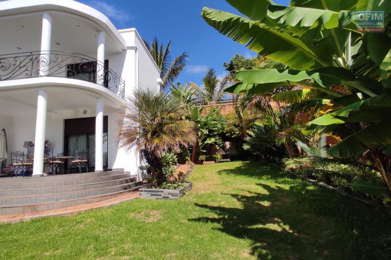Une Villa d'architecte de standing meublée et équipée F5 avec terrain de tennis à Talatamaty