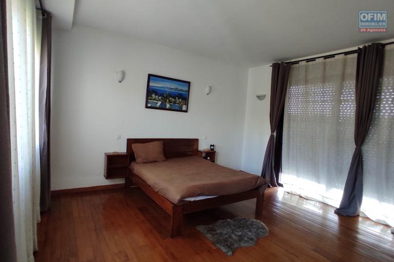 Une Villa d'architecte de standing meublée et équipée F5 avec terrain de tennis à Talatamaty