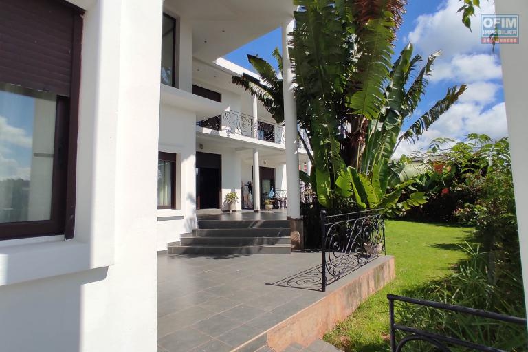 Une Villa d'architecte de standing meublée et équipée F5 avec terrain de tennis à Talatamaty