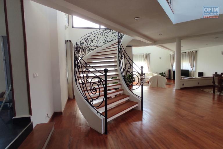 Une Villa d'architecte de standing meublée et équipée F5 avec terrain de tennis à Talatamaty