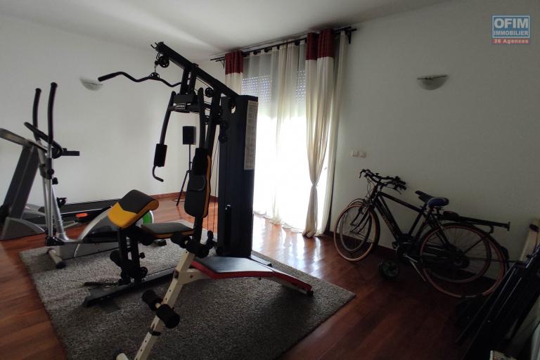 Une Villa d'architecte de standing meublée et équipée F5 avec terrain de tennis à Talatamaty