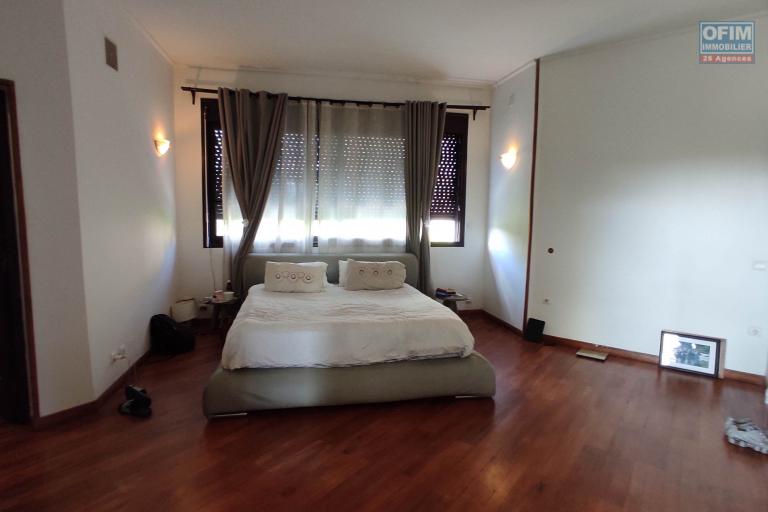 Une Villa d'architecte de standing meublée et équipée F5 avec terrain de tennis à Talatamaty