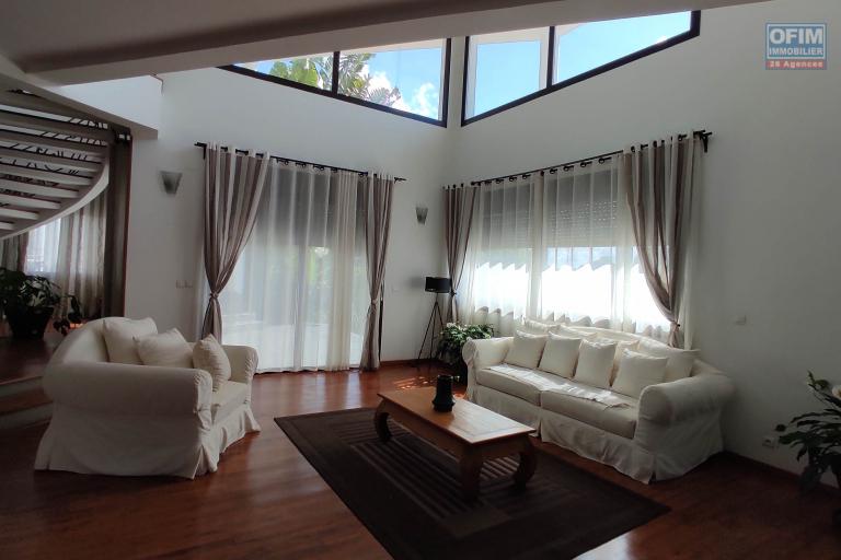 Une Villa d'architecte de standing meublée et équipée F5 avec terrain de tennis à Talatamaty