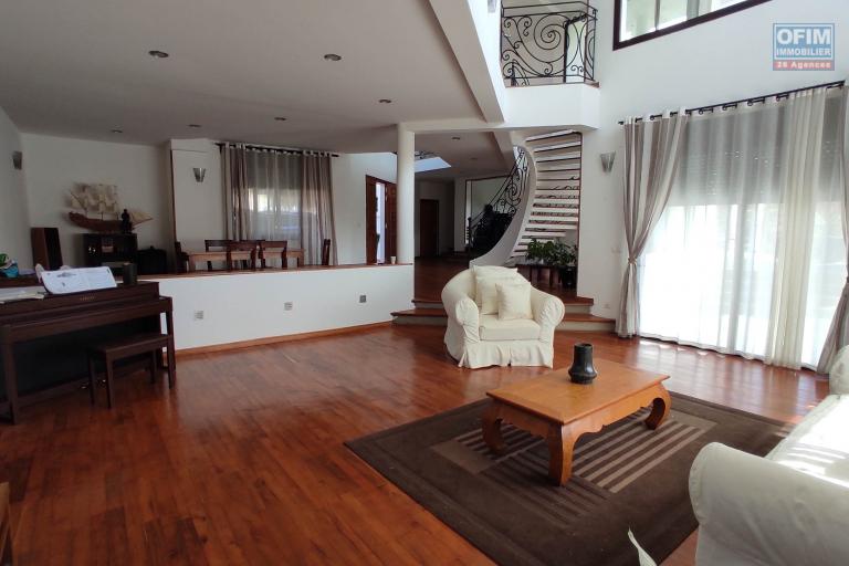 Une Villa d'architecte de standing meublée et équipée F5 avec terrain de tennis à Talatamaty