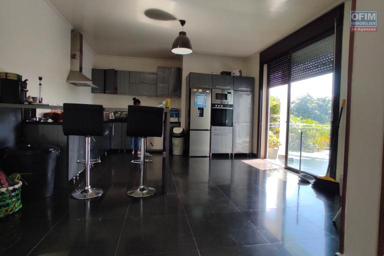 Une Villa d'architecte de standing meublée et équipée F5 avec terrain de tennis à Talatamaty