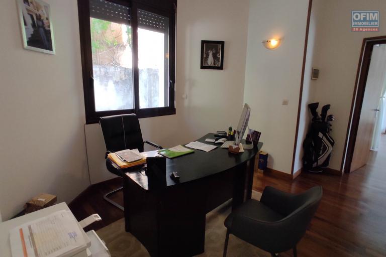 Une Villa d'architecte de standing meublée et équipée F5 avec terrain de tennis à Talatamaty