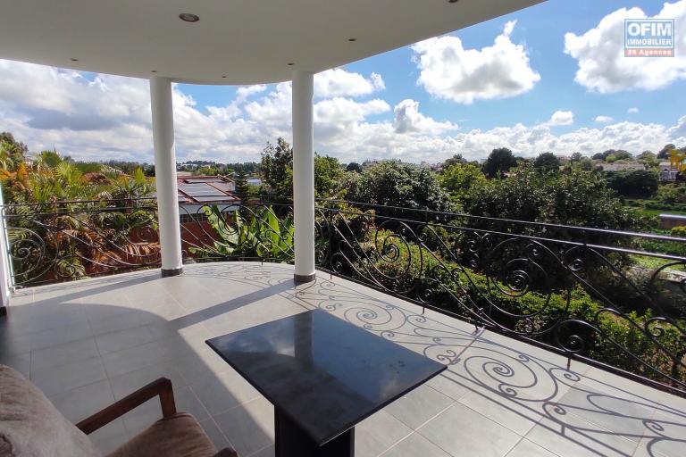 Une Villa d'architecte de standing meublée et équipée F5 avec terrain de tennis à Talatamaty