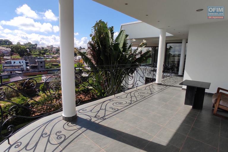 Une Villa d'architecte de standing meublée et équipée F5 avec terrain de tennis à Talatamaty