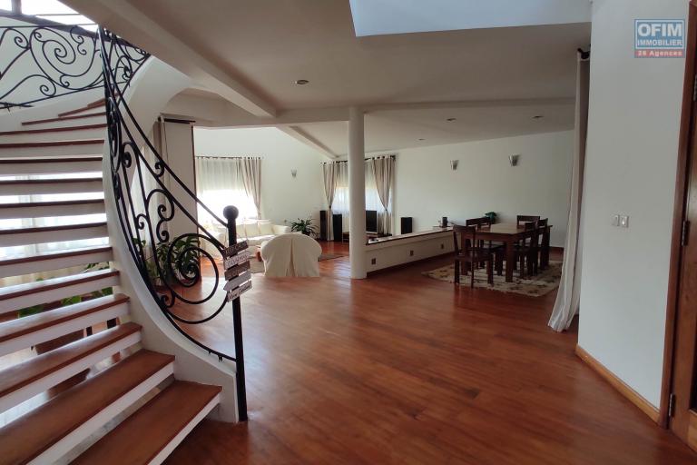 Une Villa d'architecte de standing meublée et équipée F5 avec terrain de tennis à Talatamaty