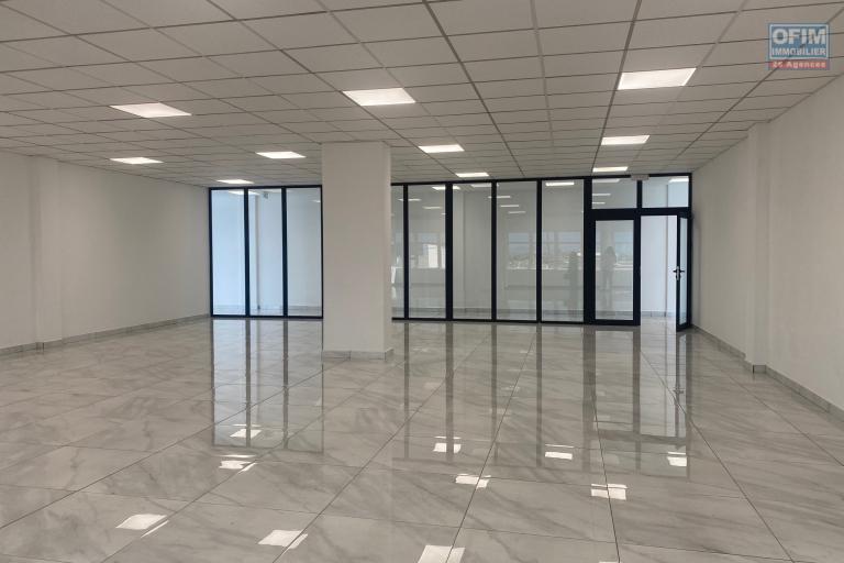 Un local de 200,96m2 &agrave; Alarobia ( CONTACT LALAINA 034 08 583 76 )