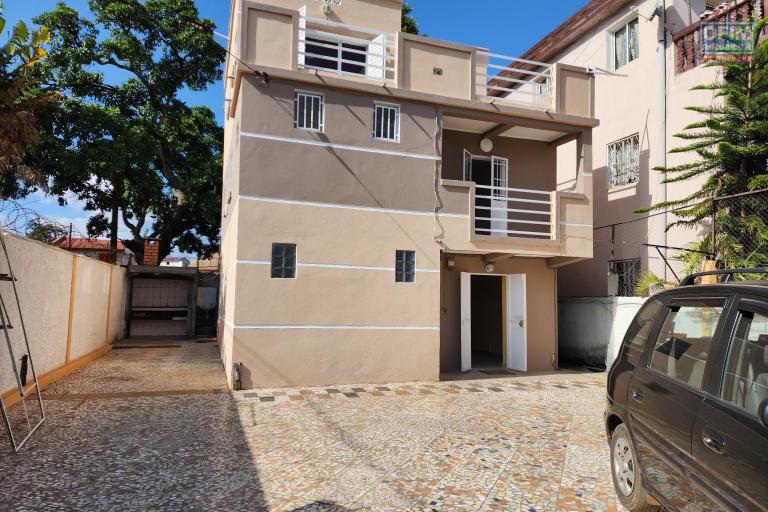 À louer une villa à étage rénovée de type F5 sise à Mandrosoa Ivato non loin de l'aéroport avec accès facile