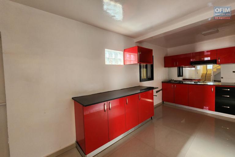 À louer une villa à étage rénovée de type F5 sise à Mandrosoa Ivato non loin de l'aéroport avec accès facile