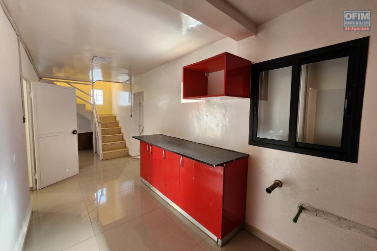 À louer une villa à étage rénovée de type F5 sise à Mandrosoa Ivato non loin de l'aéroport avec accès facile