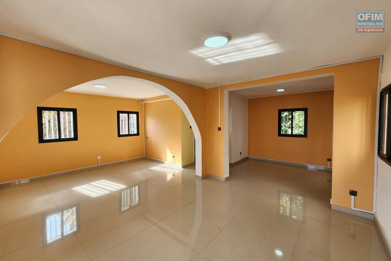 À louer une villa à étage rénovée de type F5 sise à Mandrosoa Ivato non loin de l'aéroport avec accès facile