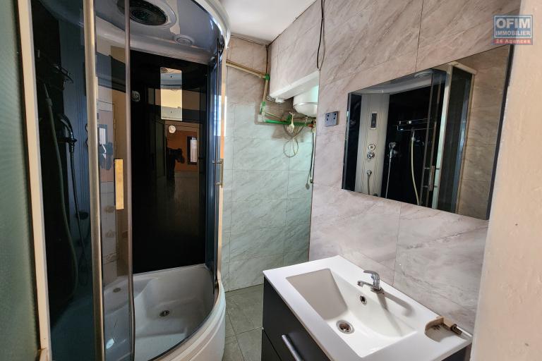 À louer une villa à étage rénovée de type F5 sise à Mandrosoa Ivato non loin de l'aéroport avec accès facile