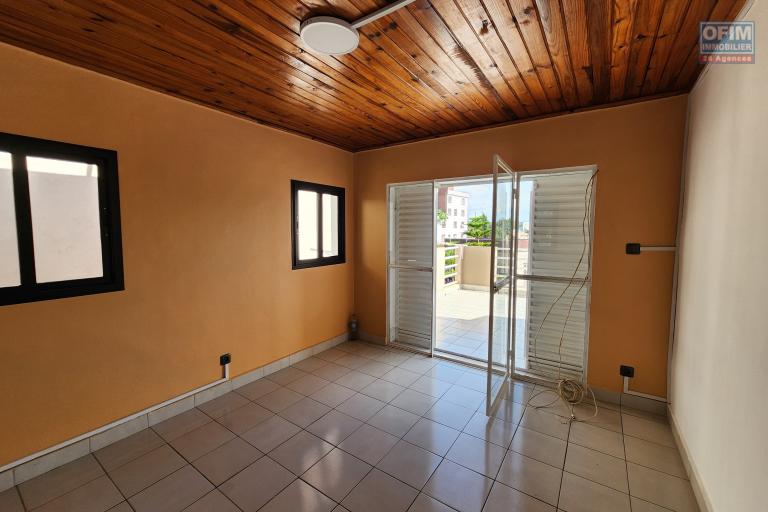 À louer une villa à étage rénovée de type F5 sise à Mandrosoa Ivato non loin de l'aéroport avec accès facile