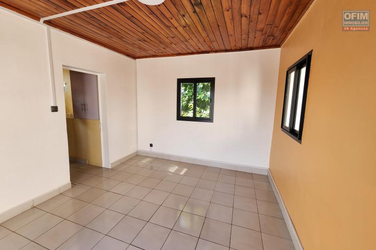 À louer une villa à étage rénovée de type F5 sise à Mandrosoa Ivato non loin de l'aéroport avec accès facile