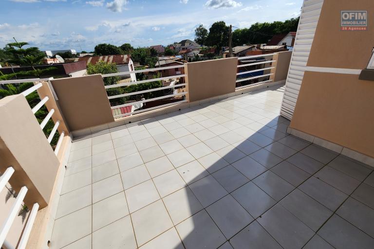 À louer une villa à étage rénovée de type F5 sise à Mandrosoa Ivato non loin de l'aéroport avec accès facile