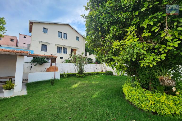 À louer une villa non meublée à étage de type F6 avec piscine  non loin de l'aéroport et l'école primaire française C à Ambohibao (NON DISPONIBLE)