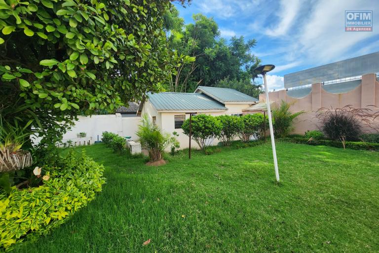 À louer une villa non meublée à étage de type F6 avec piscine bord de route non loin de l'aéroport et l'école primaire française C sise à Ambohibao Amboaroy