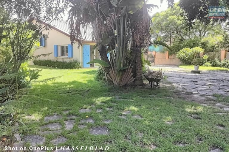 A vendre grande propri&eacute;t&eacute; de 1500M2 avec villa F4 &agrave; Ambatomaro. Contact Mr Jacky 034 02 443 04