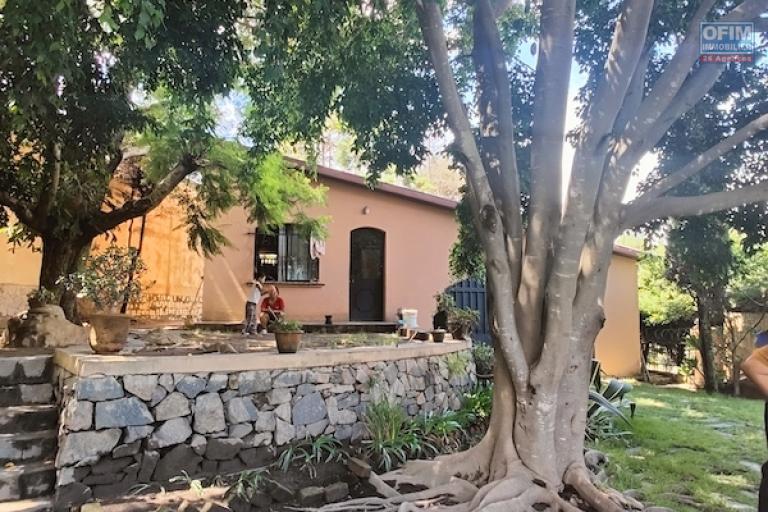 A vendre grande propri&eacute;t&eacute; de 1500M2 avec villa F4 &agrave; Ambatomaro. Contact Mr Jacky 034 02 443 04