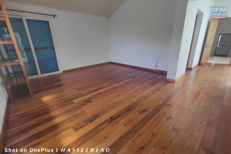 A vendre grande propri&eacute;t&eacute; de 1500M2 avec villa F4 &agrave; Ambatomaro. Contact Mr Jacky 034 02 443 04