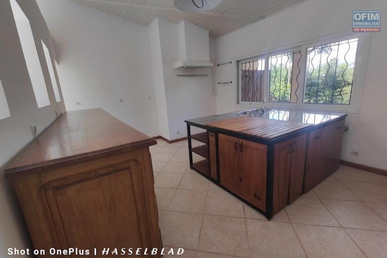 A vendre grande propri&eacute;t&eacute; de 1500M2 avec villa F4 &agrave; Ambatomaro. Contact Mr Jacky