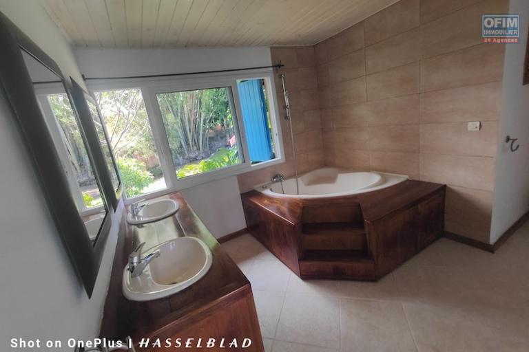 A vendre grande propri&eacute;t&eacute; de 1500M2 avec villa F4 &agrave; Ambatomaro. Contact Mr Jacky