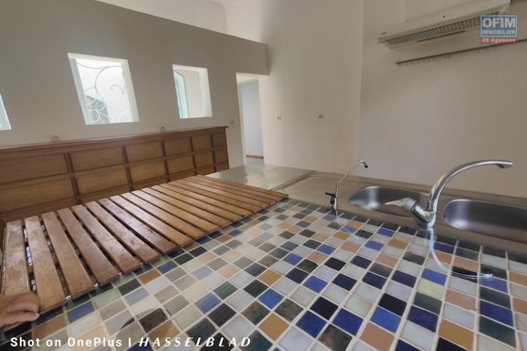 A vendre grande propri&eacute;t&eacute; de 1500M2 avec villa F4 &agrave; Ambatomaro. Contact Mr Jacky 034 02 443 04