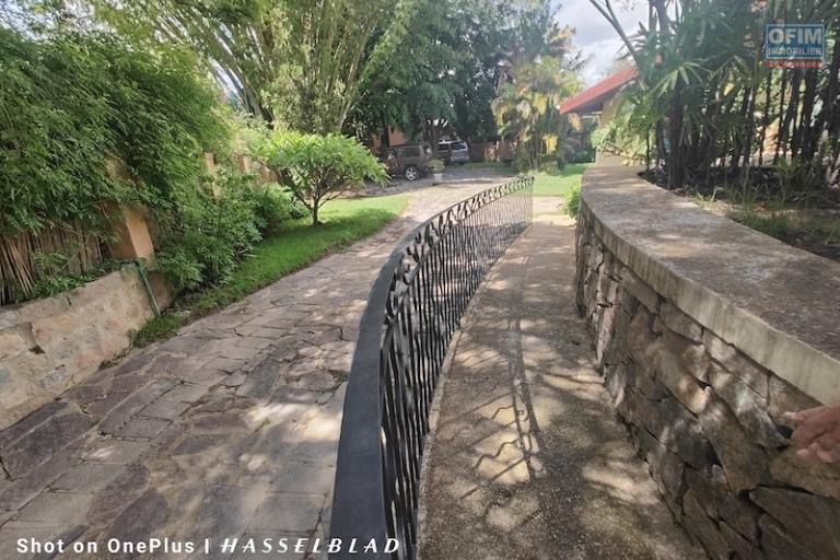 A vendre grande propri&eacute;t&eacute; de 1500M2 avec villa F4 &agrave; Ambatomaro. Contact Mr Jacky 034 02 443 04