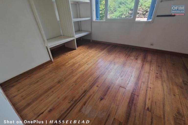 A vendre grande propri&eacute;t&eacute; de 1500M2 avec villa F4 &agrave; Ambatomaro. Contact Mr Jacky