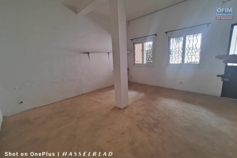 A vendre grande propri&eacute;t&eacute; de 1500M2 avec villa F4 &agrave; Ambatomaro. Contact Mr Jacky