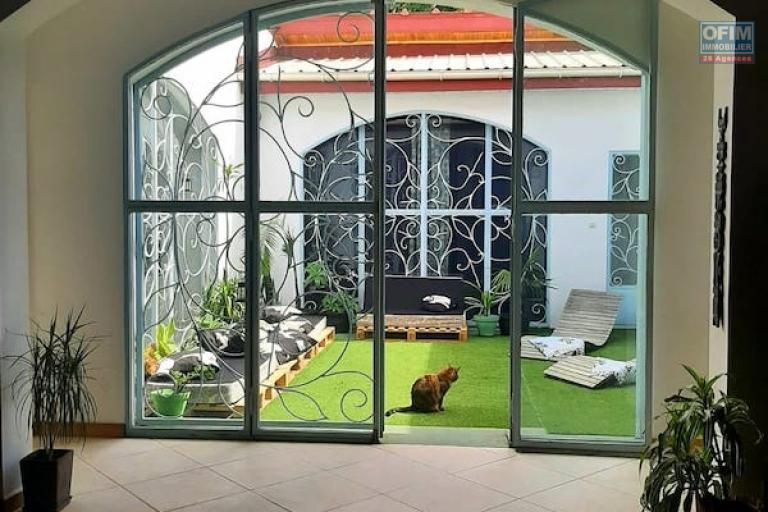 A vendre grande propri&eacute;t&eacute; de 1500M2 avec villa F4 &agrave; Ambatomaro. Contact Mr Jacky