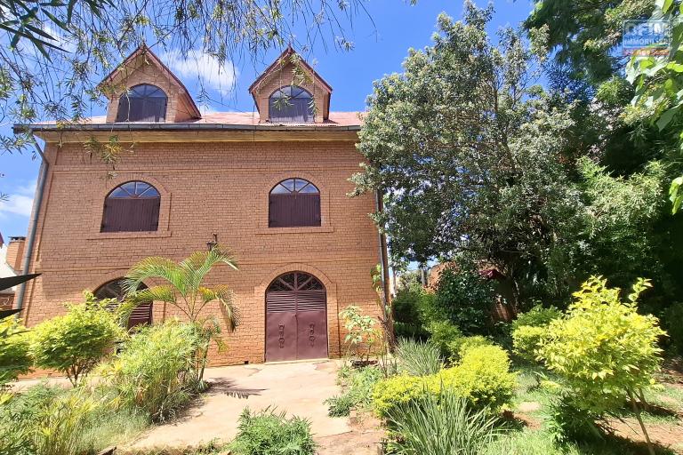 OFIM Immobilier loue une Villa F7 sur Ambohitrarahaba pour usage habitation ou bureau. NON DISPONIBLE