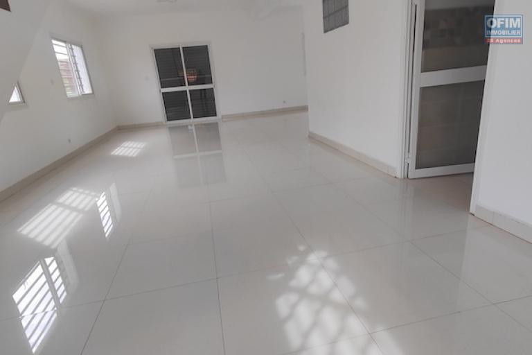 A louer Villa neuve F5 &agrave; anosiala. Contact Mr Jacky