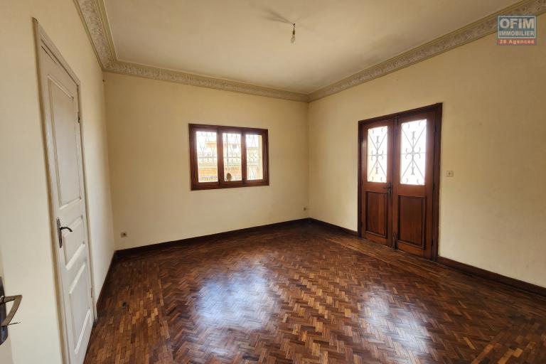 &Agrave; VENDRE - IMMEUBLE R+2 AVEC COMBLES HABITABLES - TSIADANA. Contact Mr Jacky