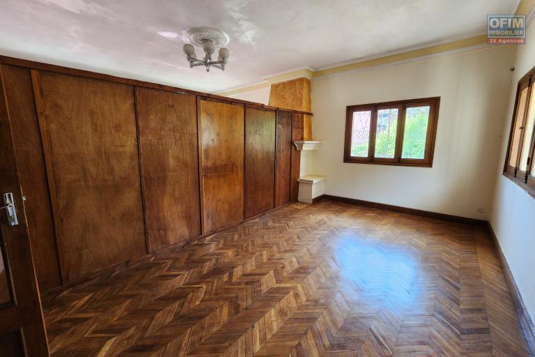 &Agrave; VENDRE - IMMEUBLE R+2 AVEC COMBLES HABITABLES - TSIADANA. Contact Mr Jacky