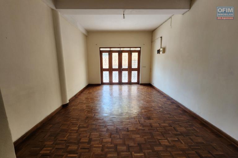 &Agrave; VENDRE - IMMEUBLE R+2 AVEC COMBLES HABITABLES - TSIADANA. Contact Mr Jacky 0340244304