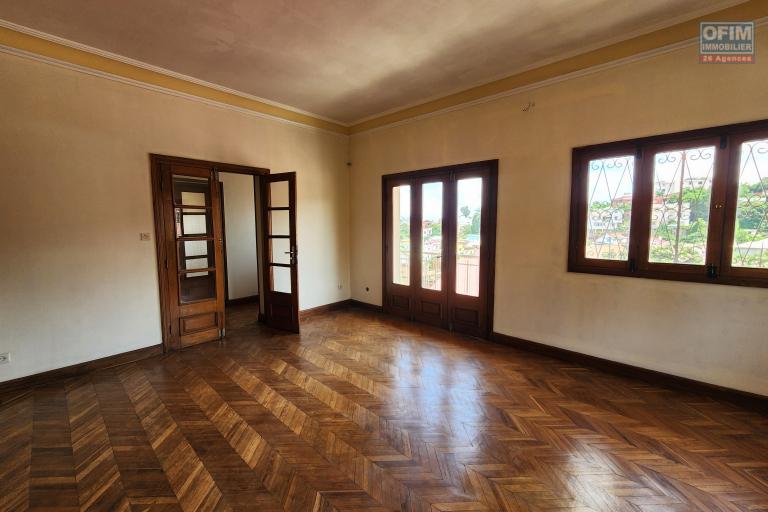 &Agrave; VENDRE - IMMEUBLE R+2 AVEC COMBLES HABITABLES - TSIADANA. Contact Mr Jacky 0340244304