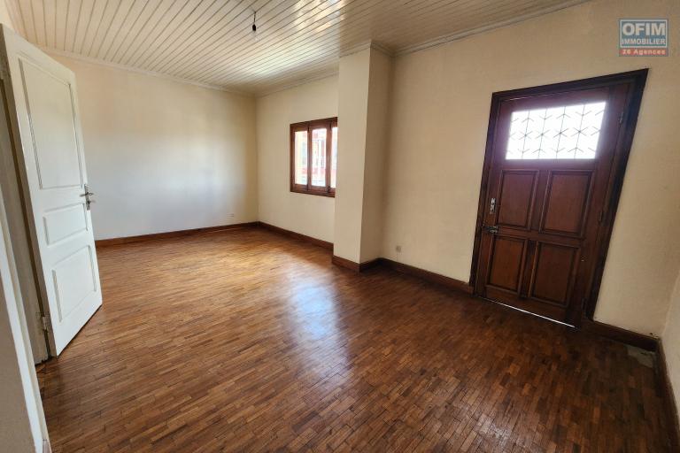 &Agrave; VENDRE - IMMEUBLE R+2 AVEC COMBLES HABITABLES - TSIADANA. Contact Mr Jacky