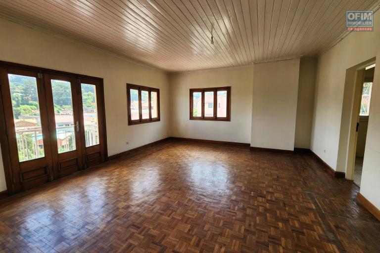 &Agrave; VENDRE - IMMEUBLE R+2 AVEC COMBLES HABITABLES - TSIADANA. Contact Mr Jacky 0340244304