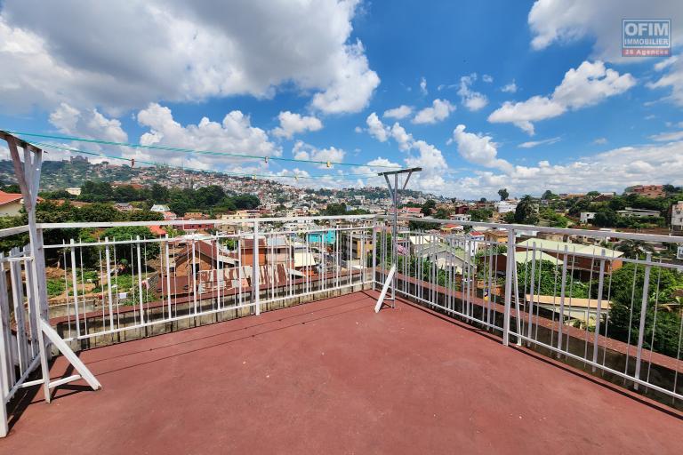 &Agrave; VENDRE - IMMEUBLE R+2 AVEC COMBLES HABITABLES - TSIADANA. Contact Mr Jacky