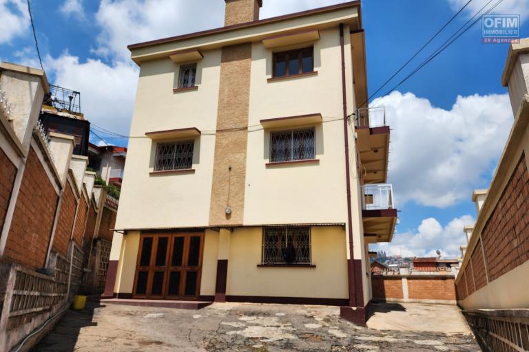 &Agrave; VENDRE - IMMEUBLE R+2 AVEC COMBLES HABITABLES - TSIADANA. Contact Mr Jacky