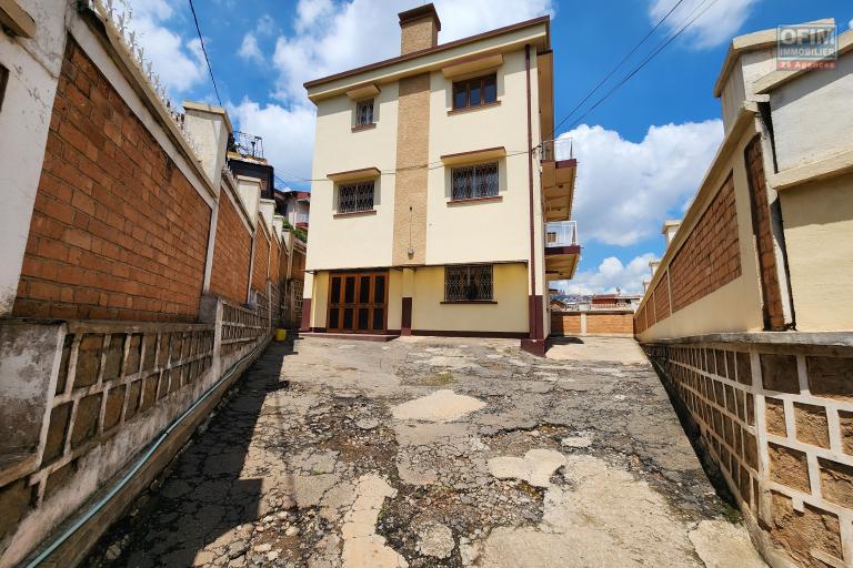 &Agrave; VENDRE - IMMEUBLE R+2 AVEC COMBLES HABITABLES - TSIADANA. Contact Mr Jacky