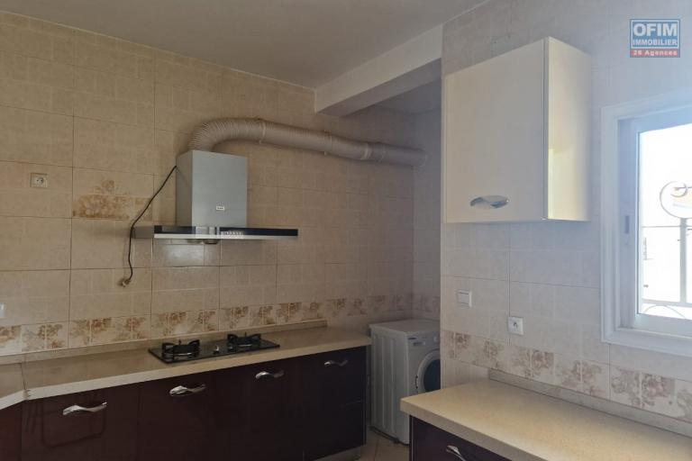 Un appartement T4 meubl&eacute; dans une r&eacute;sidence s&eacute;curis&eacute;e sur By pass ( CONTACT LALAINA )