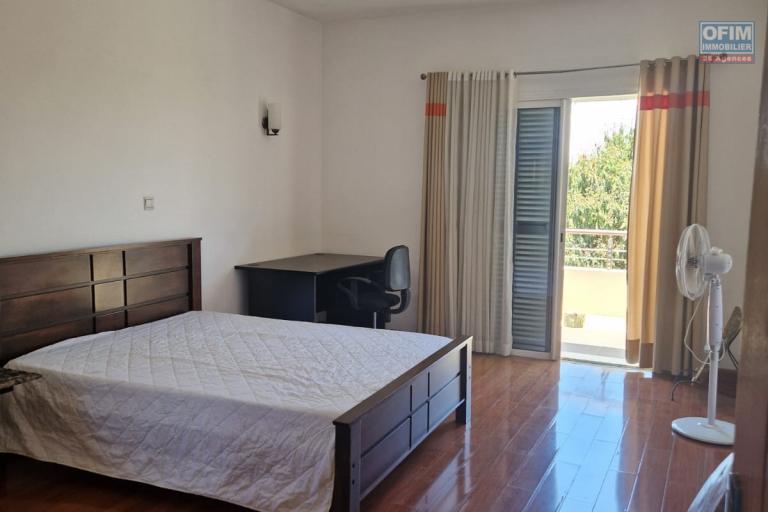 Un appartement T4 meubl&eacute; dans une r&eacute;sidence s&eacute;curis&eacute;e sur By pass ( CONTACT LALAINA )