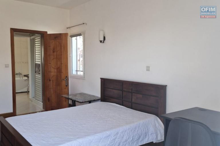 Un appartement T4 meubl&eacute; dans une r&eacute;sidence s&eacute;curis&eacute;e sur By pass ( CONTACT LALAINA )