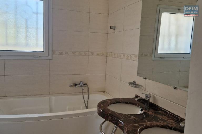 Un appartement T4 meublé dans une résidence sécurisée sur By pass ( CONTACT LALAINA 0340858376 )