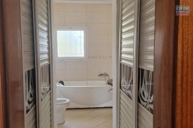 Un appartement T4 meubl&eacute; dans une r&eacute;sidence s&eacute;curis&eacute;e sur By pass ( CONTACT LALAINA )